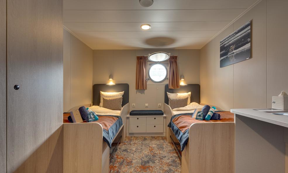 Plancius_Twin_Porthole_1__Joanke_Louws_-_Oceanwide_Expeditions.JPG_Joanke_Louws_slider_1778583063.jpg